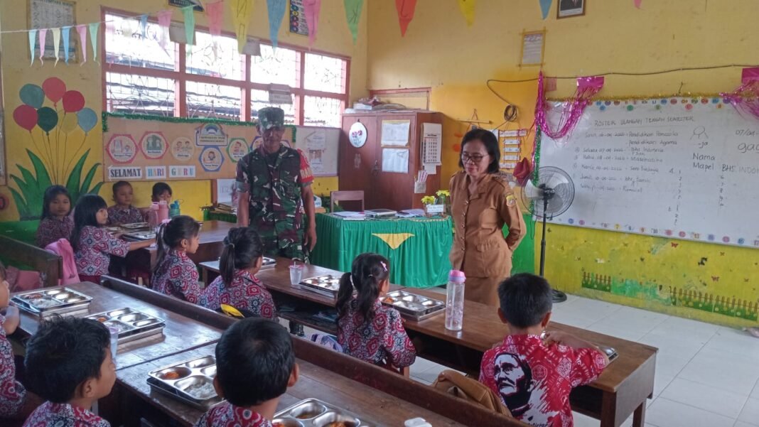 Babinsa Kodim 1420/Sidrap Turun Tangan dalam Distribusi Makan Bergizi Gratis