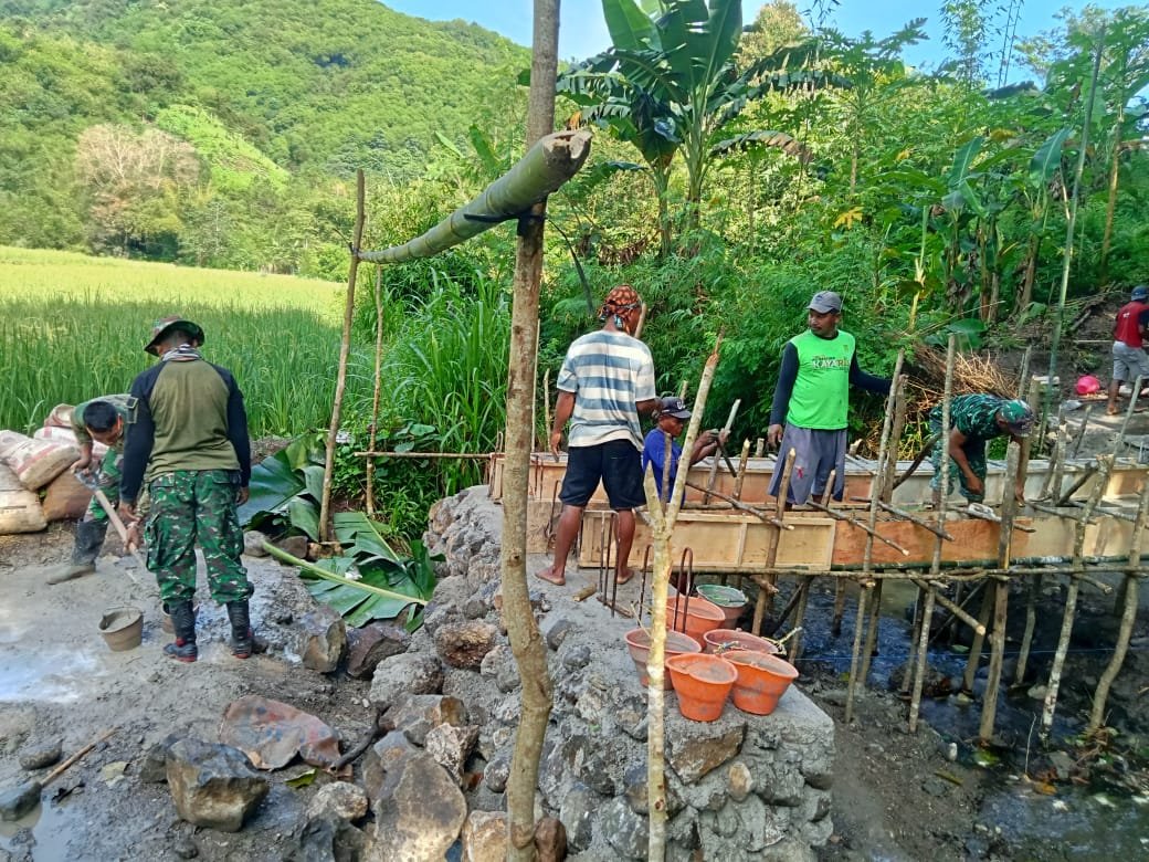 Kerja Sama TNI dan Warga Masyarakat Dalam Pembangunan Jembatan Garuda di Wae Manis