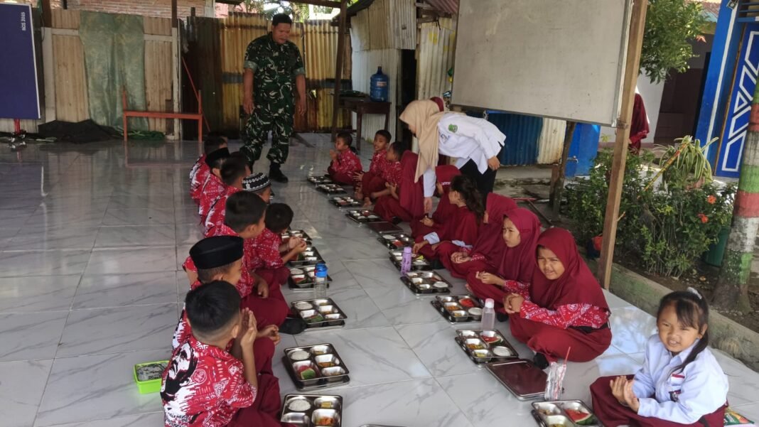 Babinsa Kodim 1420/Sidrap Pastikan Penyaluran Makan Bergizi Gratis Berjalan Sukses