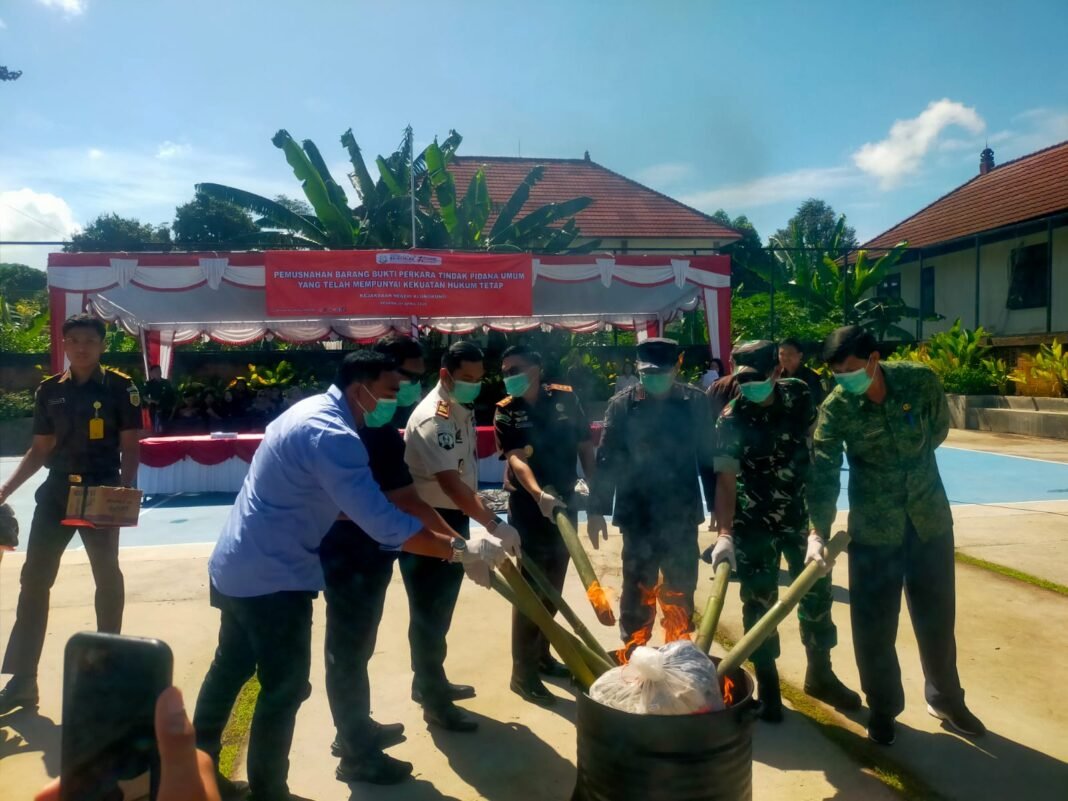 Pasi Intel Kodim Klungkung Hadiri Pemusnahan Barang Bukti di Kejaksaan Negeri Klungkung