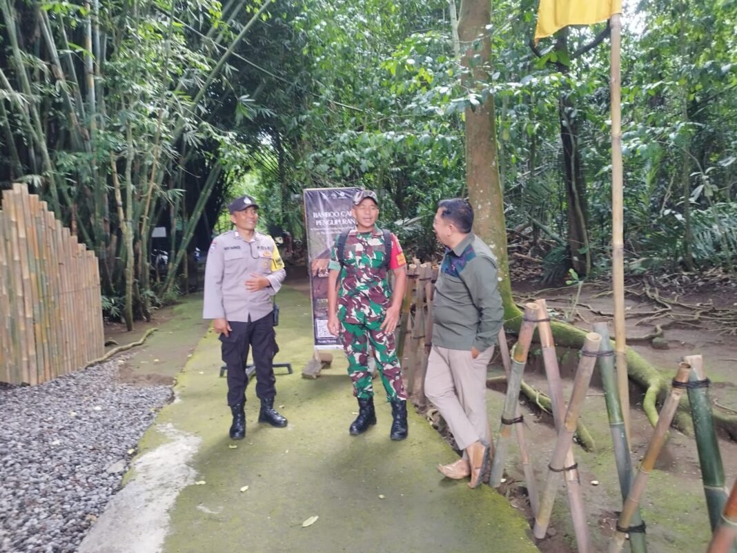 Babinsa Kubu Awasi Kunjungan Wisatawan di Desa Wisata Penglipuran untuk Keamanan