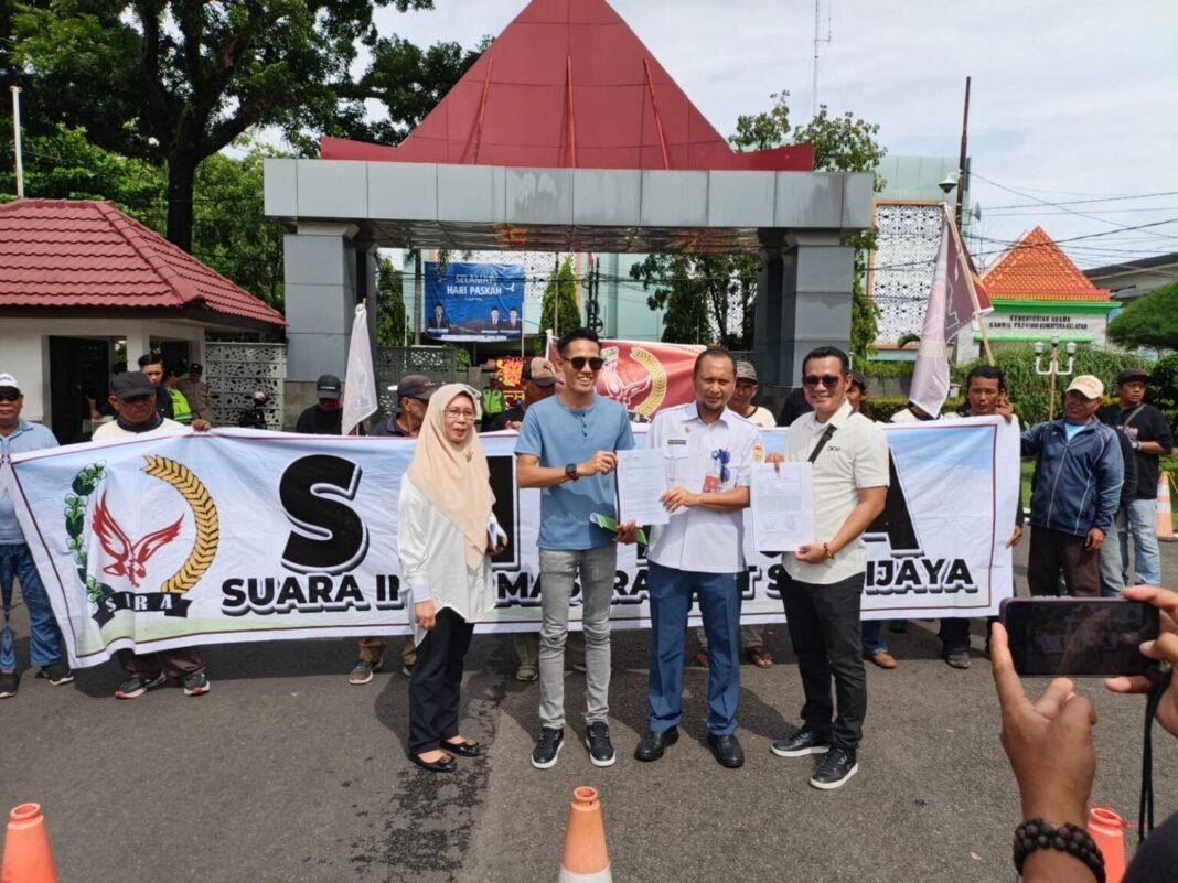 Aksi Damai di Kantor Gubernur Sumsel Tuntut Penjelasan Soal Pencemaran Sungai Sipait