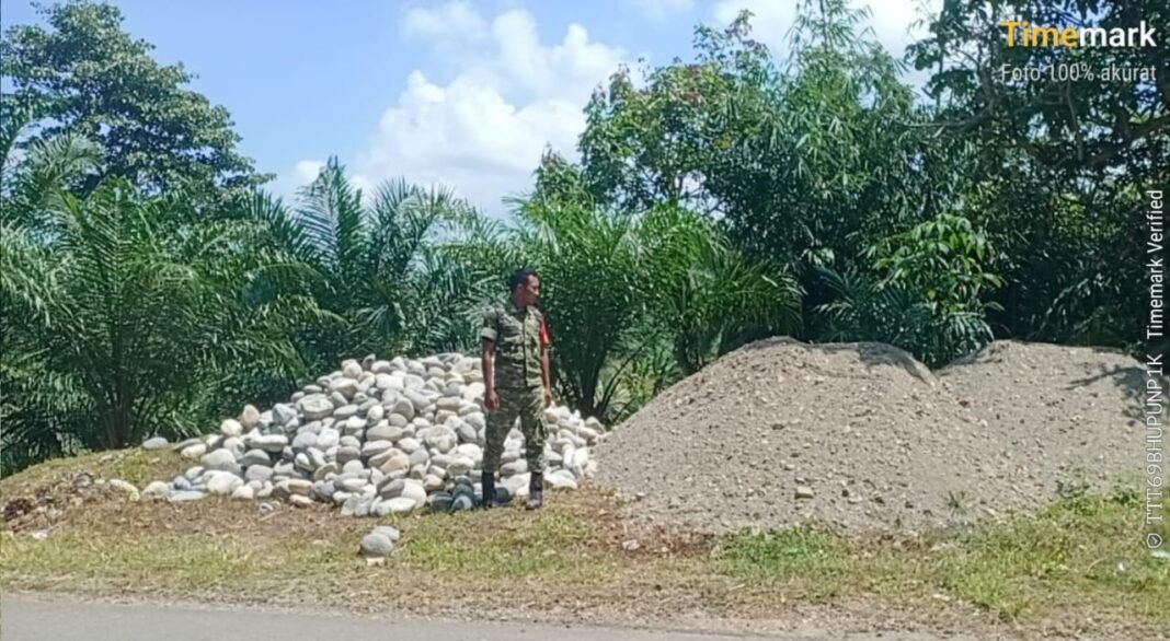 Babinsa Koramil 408-02/KU Awasi Proses Penurunan Material Jembatan Gantung Perintis Garuda