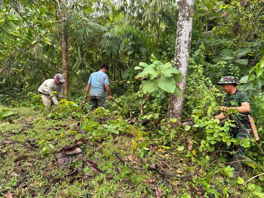 Sinergi TNI dan Masyarakat Bersihkan Lokasi Jembatan Gantung di Desa Cahaya Batin