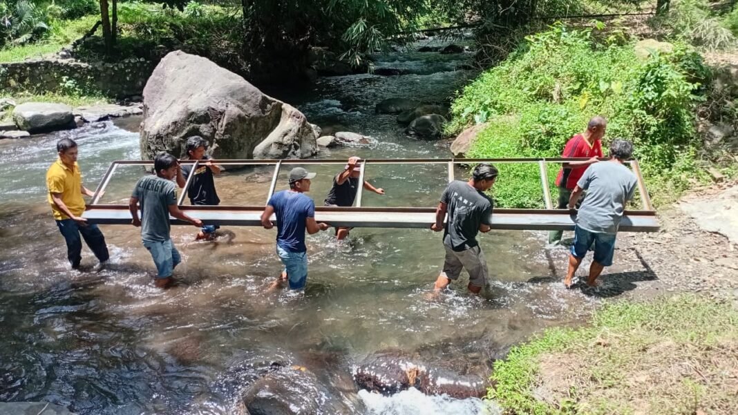Kerja Bakti TNI dan Warga Dalam Pembangunan Jembatan Printis Garuda di Manado