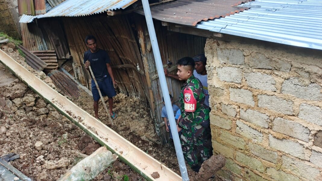 Babinsa Koramil 1612-01/Ruteng Bersama Warga Bersihkan Material Longsor di Desa Gelong