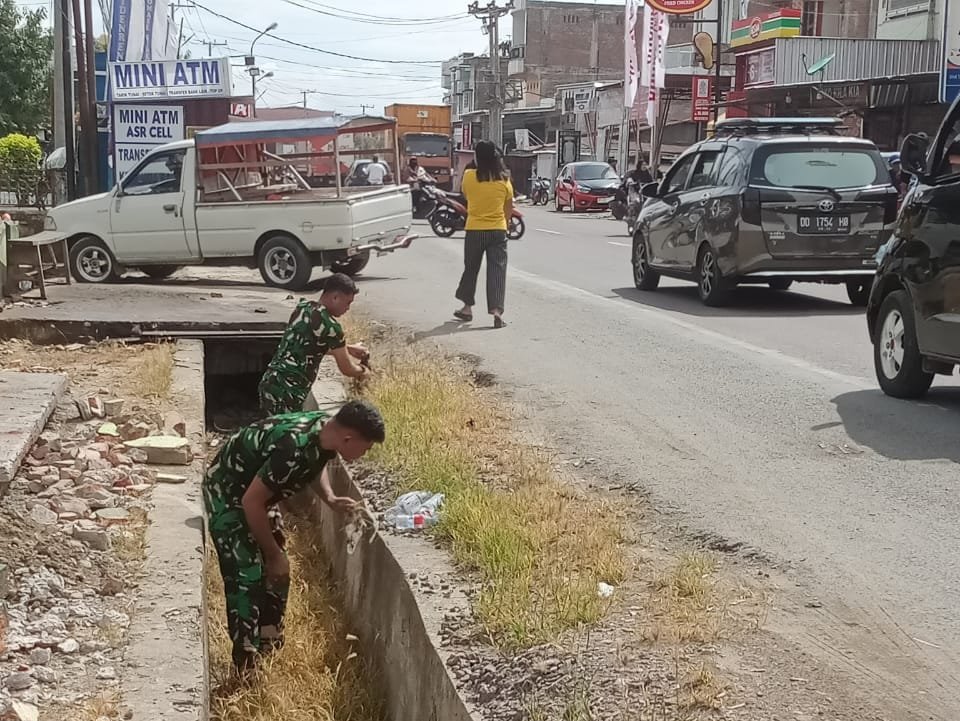 Personel Koramil 1420-05/Dua Pitue Gelar Aksi Bersih-Bersih Saluran Air untuk Lingkungan Sehat