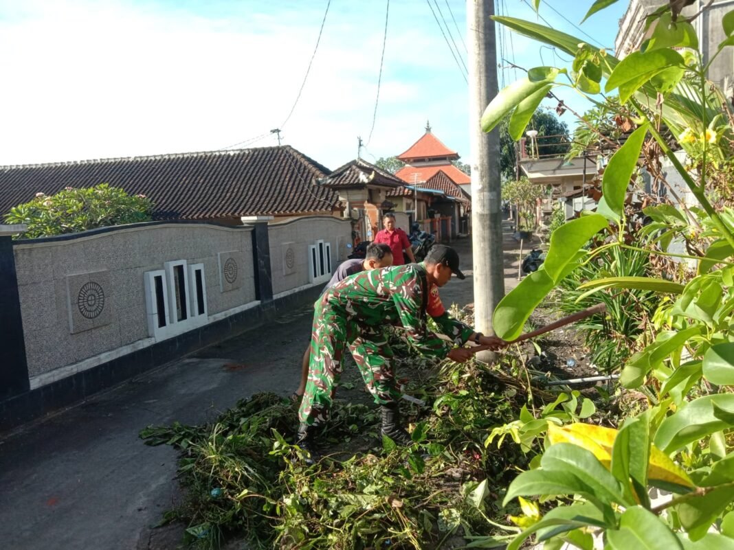Babinsa Semarapura Kangin Ajak Warga Bersihkan Lingkungan untuk Cegah Banjir