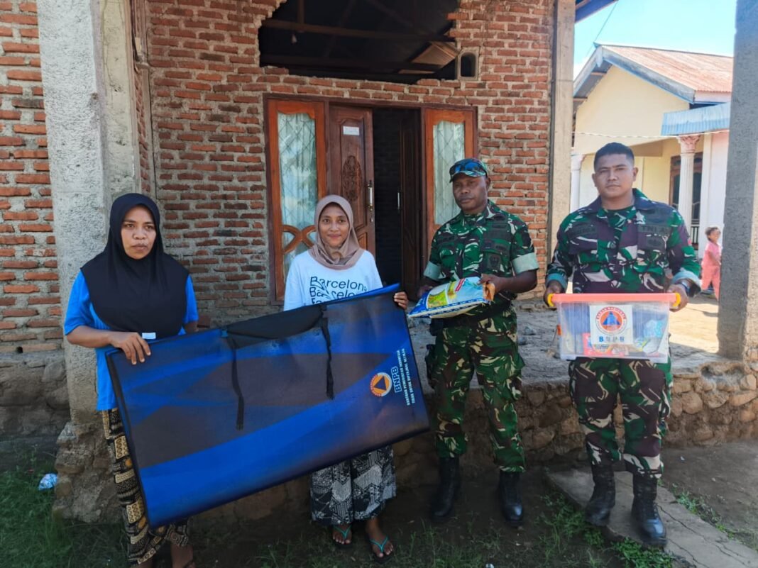 TNI Melalui Babinsa Koramil 1624/Adonara Sigap Distribusikan Bantuan Pascagempa di Adonara