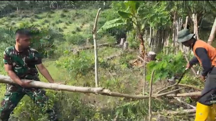 Sinergi TNI dan Warga: Gotong Royong di Lokasi Jembatan Gantung
