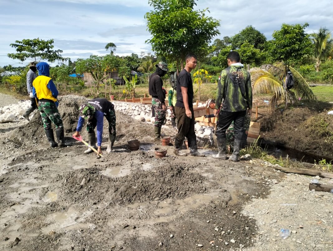 Warga Nabire Bergotong Royong dalam Pembangunan Jembatan Perintis Garuda
