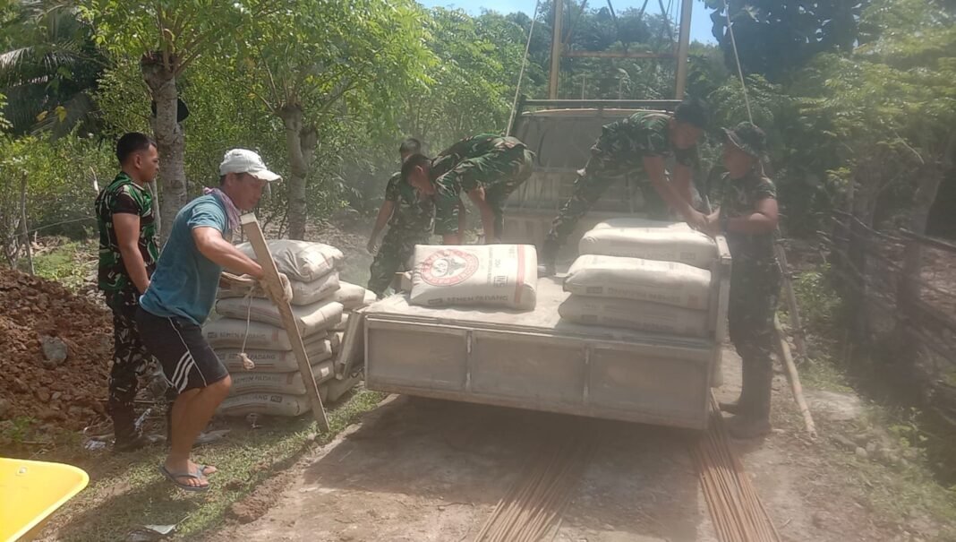 Kerja Bakti Babinsa Koramil 408-03/KT dan Warga Turunkan Material Jembatan di Desa Cahaya Batin