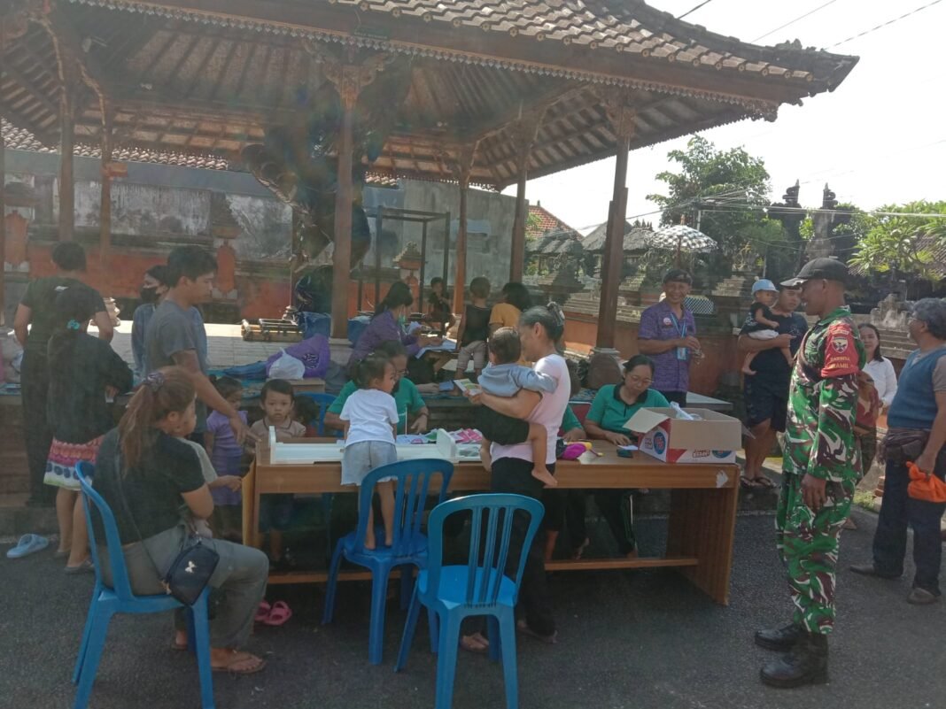 Babinsa Dampingi Pelayanan Kesehatan untuk 98 Balita di Banjar Sengguan