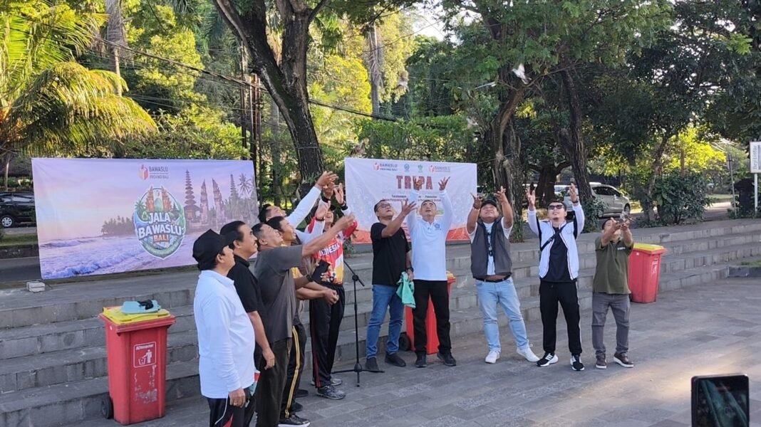 Kolaborasi Bawaslu dan TNI Gelar Aksi Bersih Pantai di Goa Lawah, Klungkung