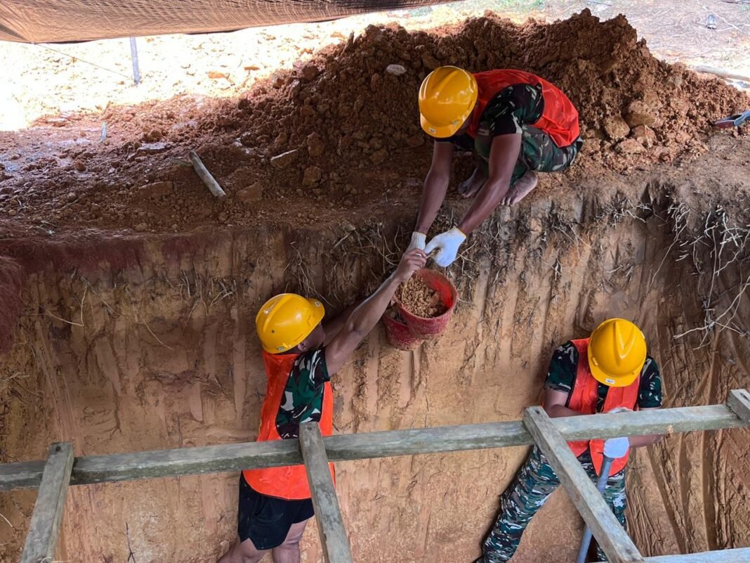 Personel Kodim 1015/Sampit Percepat Penggalian Pondasi Jembatan Garuda