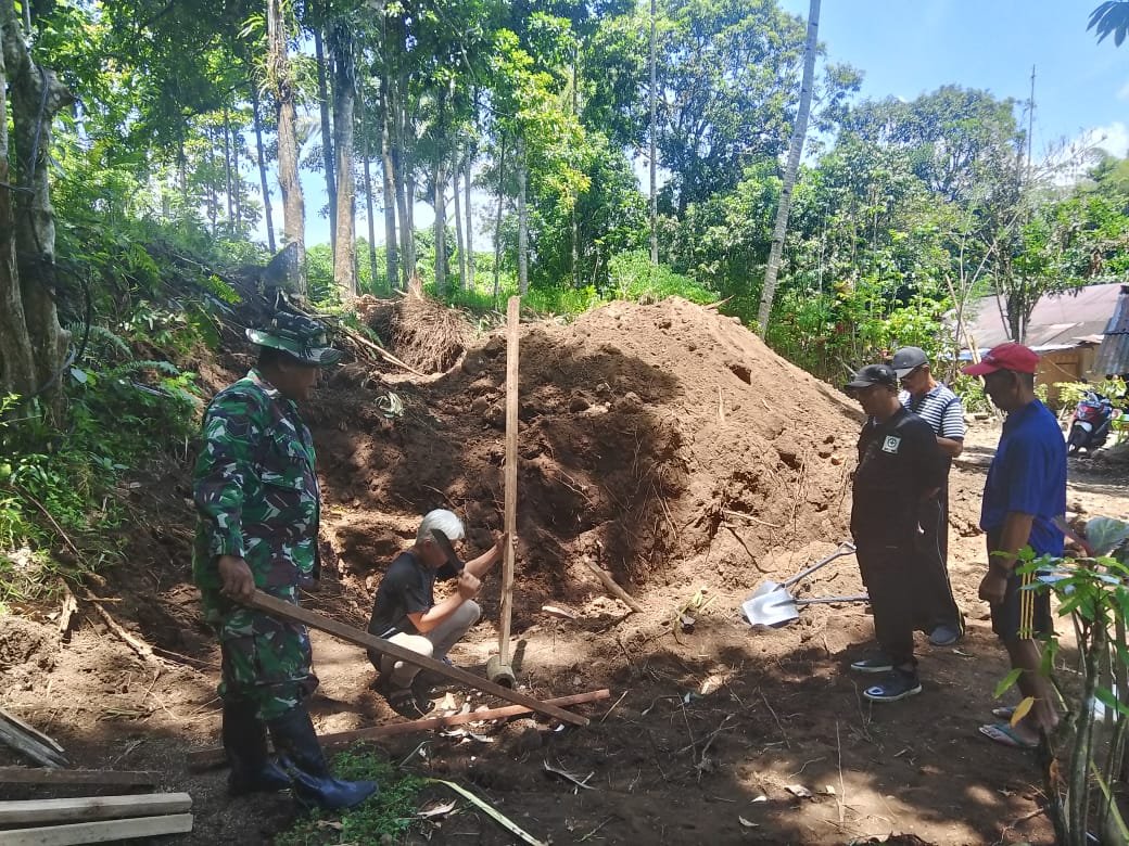 Babinsa Airmadidi Bawah Dukung Pembangunan Jembatan Perintis Garuda Lewat Pemasangan Bowplank
