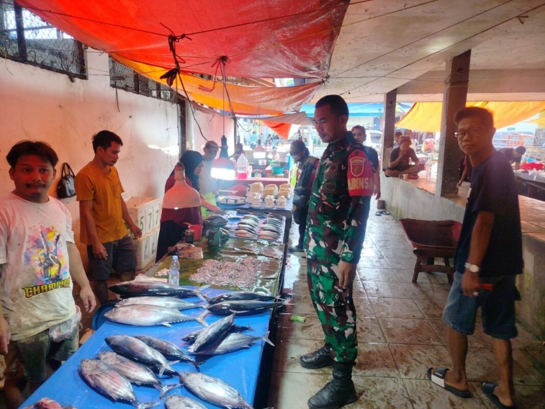 Sertu Zainuddin Lakukan Pemantauan Harga Sembako di Pasar Sentral Baranti