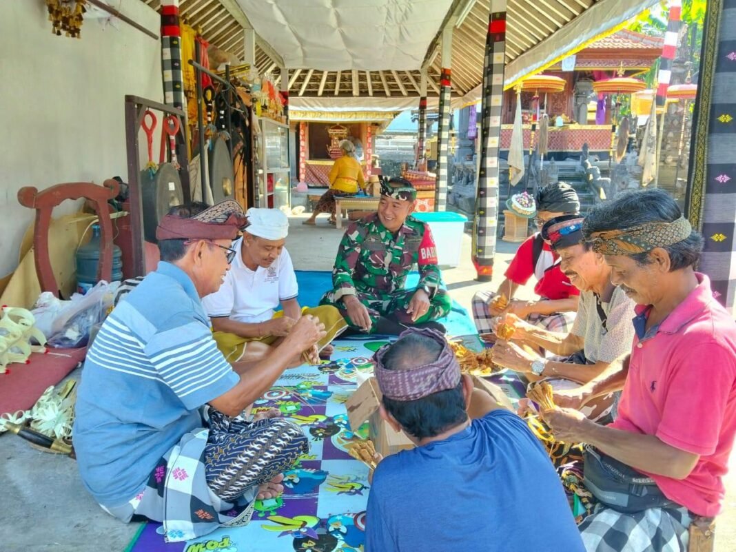 Babinsa Bunutin Berkontribusi Dalam Persiapan Upacara Piodalan