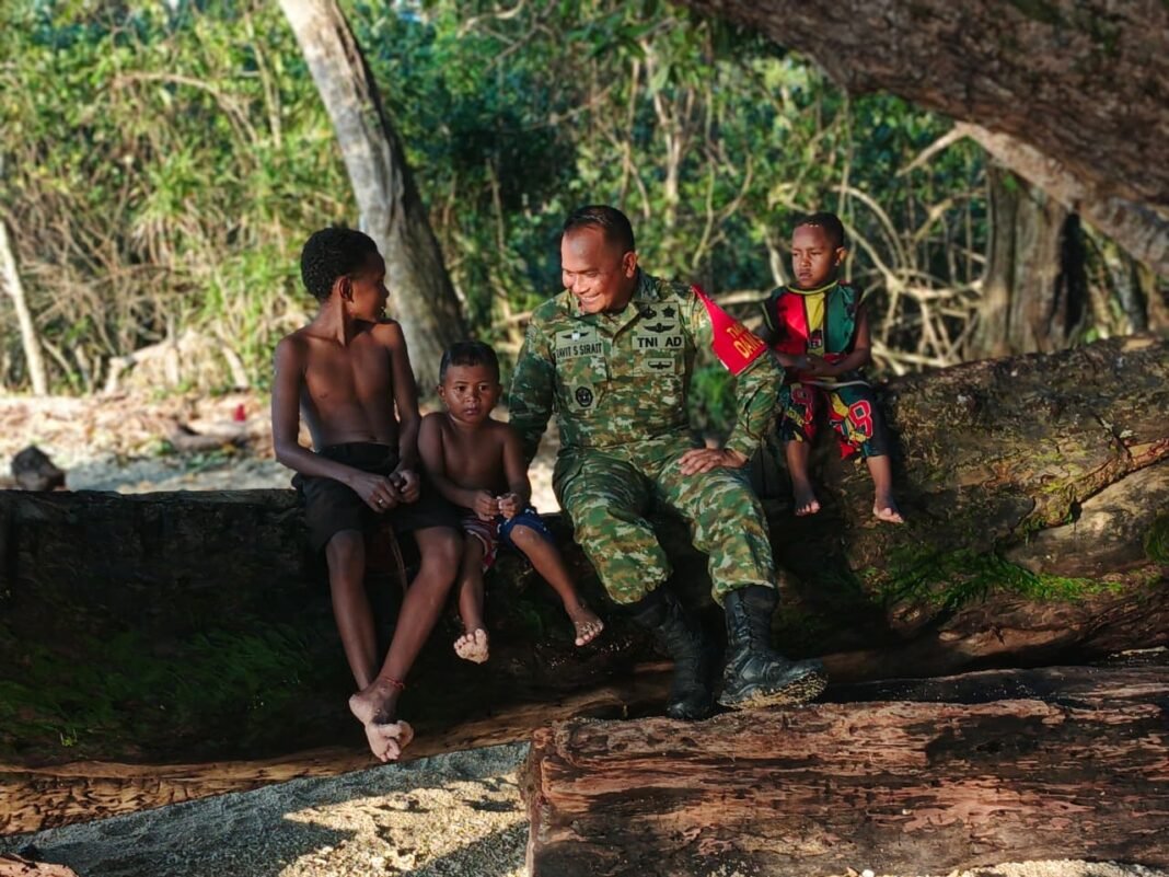 Dandim 1801/Manokwari Dekatkan Diri dengan Anak-Anak dalam TMMD Ke-128