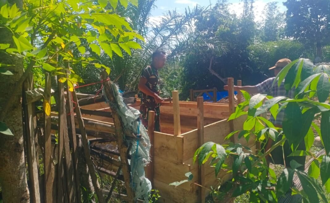 Satgas Jembatan Gantung Koramil 408-02/KU Laksanakan Pemasangan Papan Pengecoran di Desa Pelajaran Dua