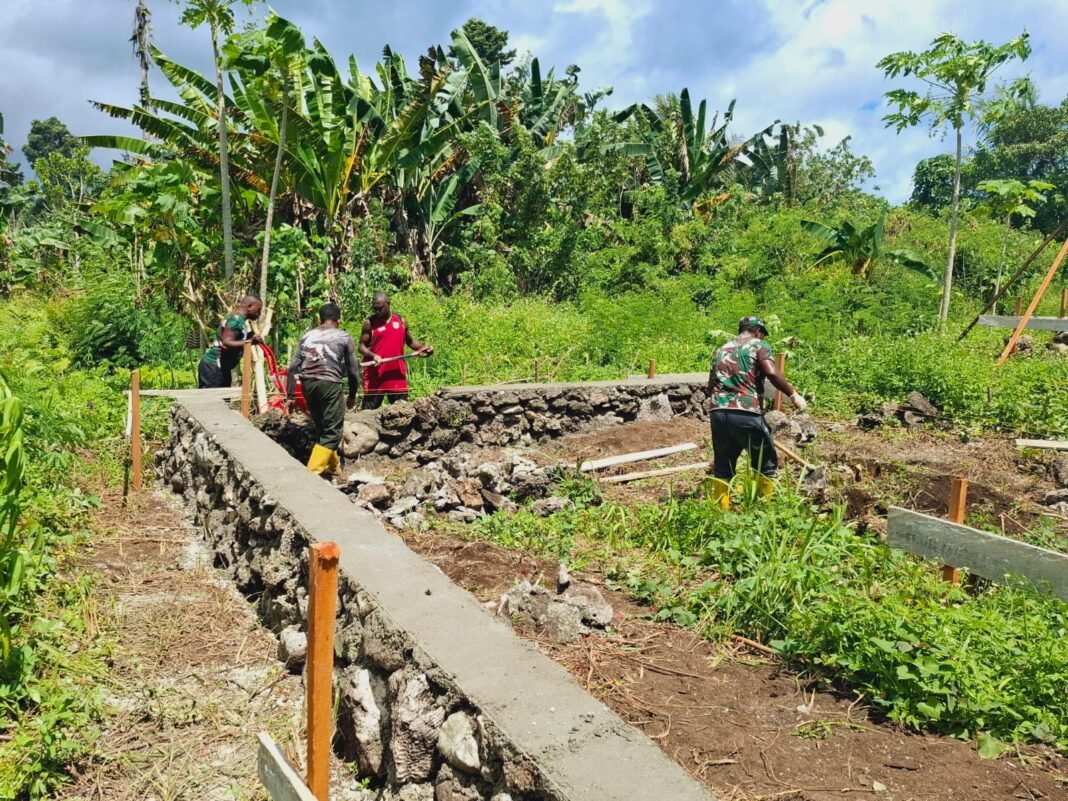 Sinergi TNI dan Masyarakat Dorong Pembangunan Rumah TMMD di Tanah Rubuh