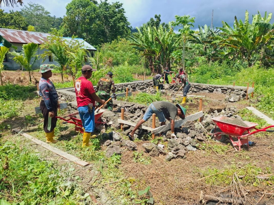 Dedikasi Tinggi Satgas TMMD dalam Membangun Rumah untuk Warga di Tanah Rubuh