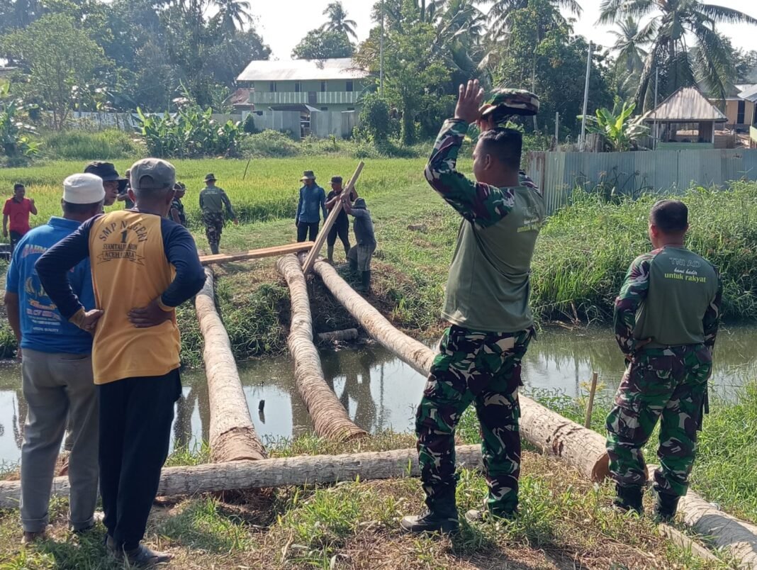 Koramil 13/Baktiya Bersama Warga Membangun Jembatan Darurat untuk Akses Transportasi