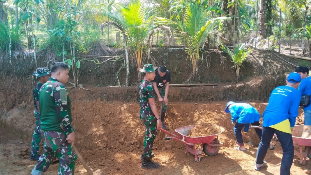 Semangat Gotong Royong dalam Renovasi Rumah Warga pada TMMD Ke-128 Seluma