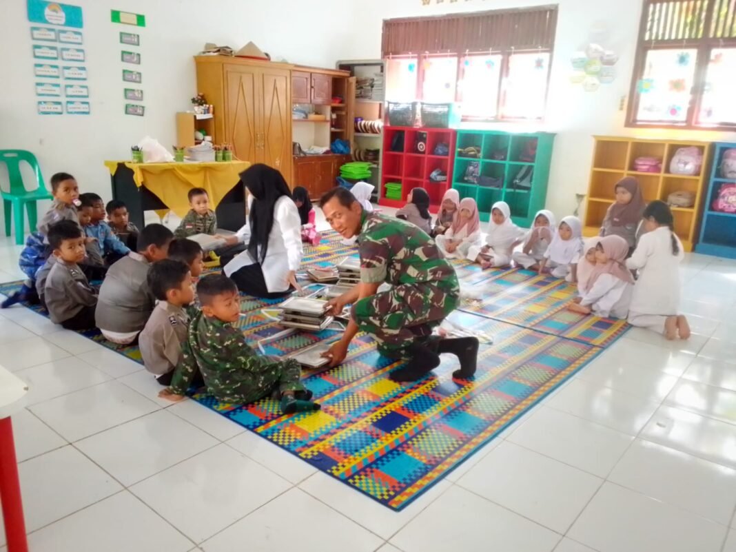 Babinsa Koramil 04/Krueng Sabee Pantau Pendistribusian Makan Bergizi Gratis di TK Pembina Calang