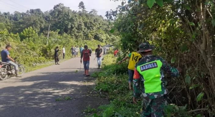Pembersihan Bahu Jalan Dilakukan Babinsa Kodim 0115/Simeulue Bersama Masyarakat