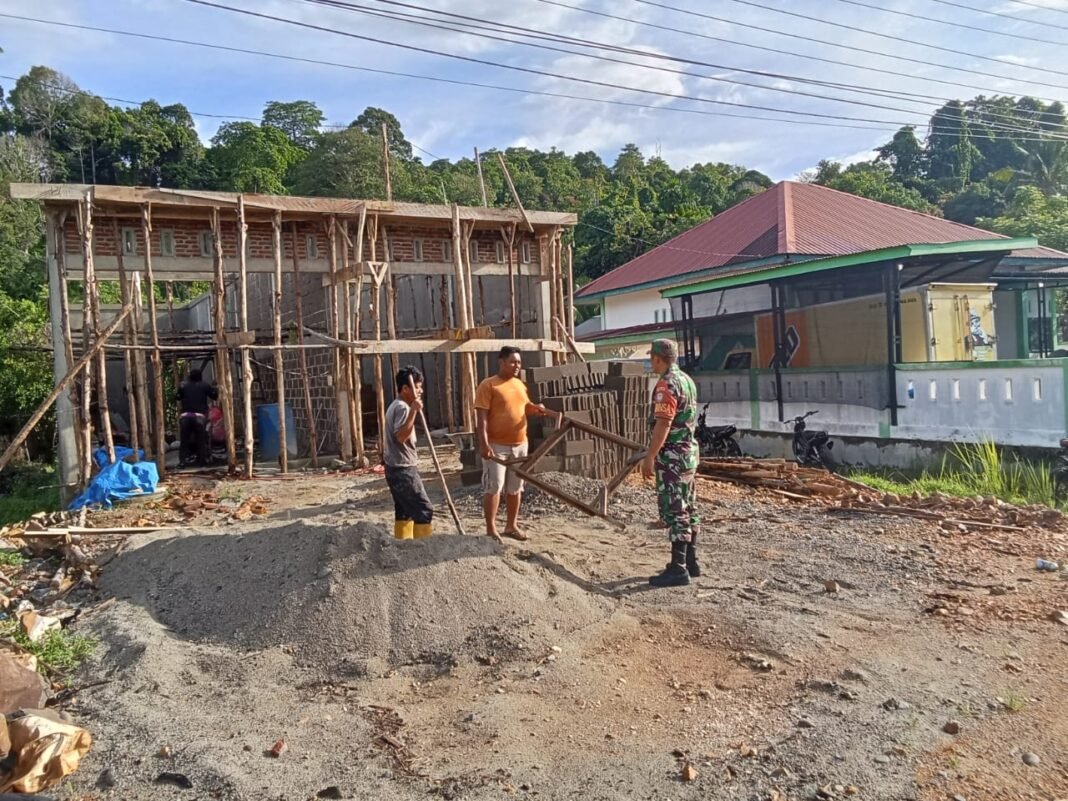 Babinsa Koramil 03/Setia Bakti Bantu Warga Bangun Rumah Lewat Gotong Royong