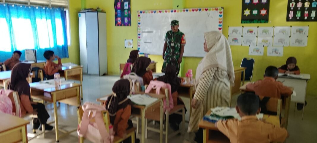 Babinsa Koramil 03/Setia Bakti Tanamkan Nilai Kebangsaan kepada Siswa SDN 8