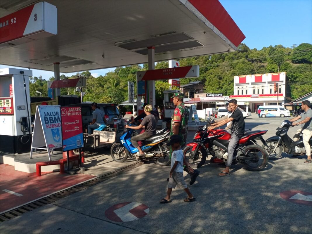 Babinsa Koramil 01/Jaya Patroli di SPBU Lamno Pastikan Situasi Tetap Kondusif