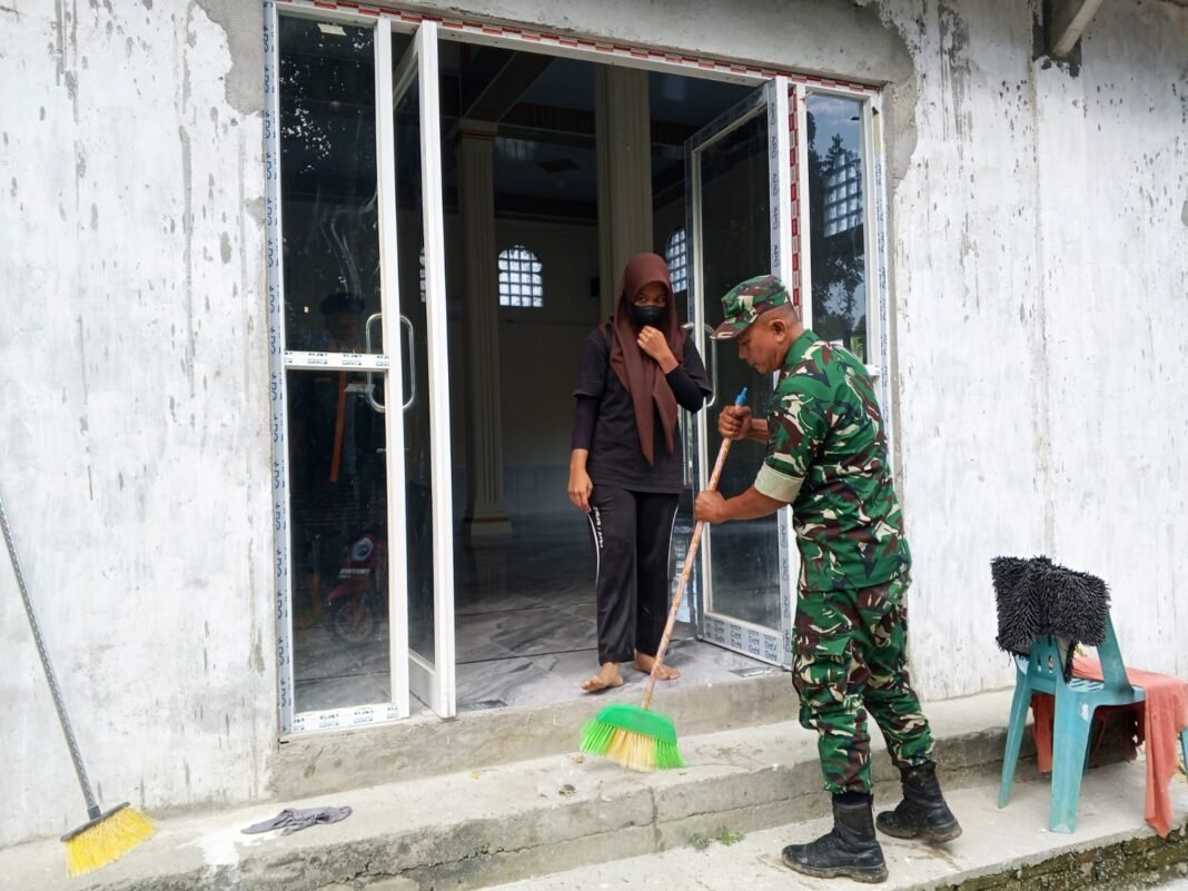 Babinsa Koramil 03/Setia Bakti Bersama Pelajar SMKN 1 Gotong Royong Bersihkan Masjid