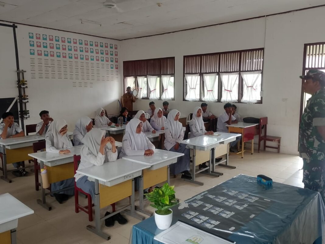 Patriotisme Sejak Dini, Babinsa Koramil 05/Panga Berikan Wawasan Kebangsaan kepada Siswa SMAN 1 Panga