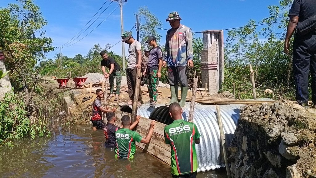 Percepatan Infrastruktur, TNI dan Warga Pasang Papan Mal Jembatan Aramco Pasi Rasian
