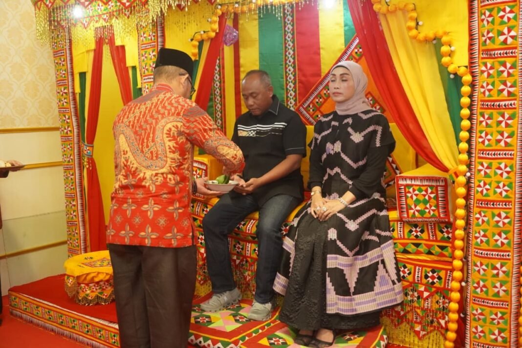 Penyambutan Danrem 012/TU di Simeulue Berlangsung Penuh Nuansa Adat