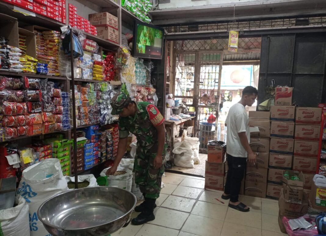 Babinsa Koramil 01/Jaya Lakukan Pengecekan Harga Sembako di Pasar Wilayah Kecamatan Jaya