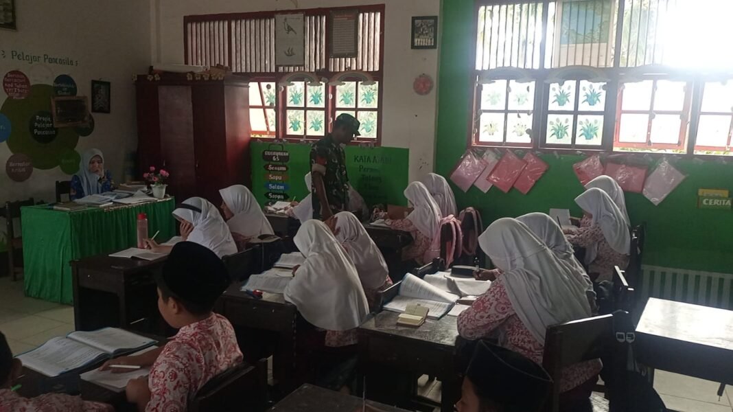 Babinsa Koramil 01/Jaya Tanamkan Nilai Nasionalisme kepada Siswa SD Negeri 2 Jaya