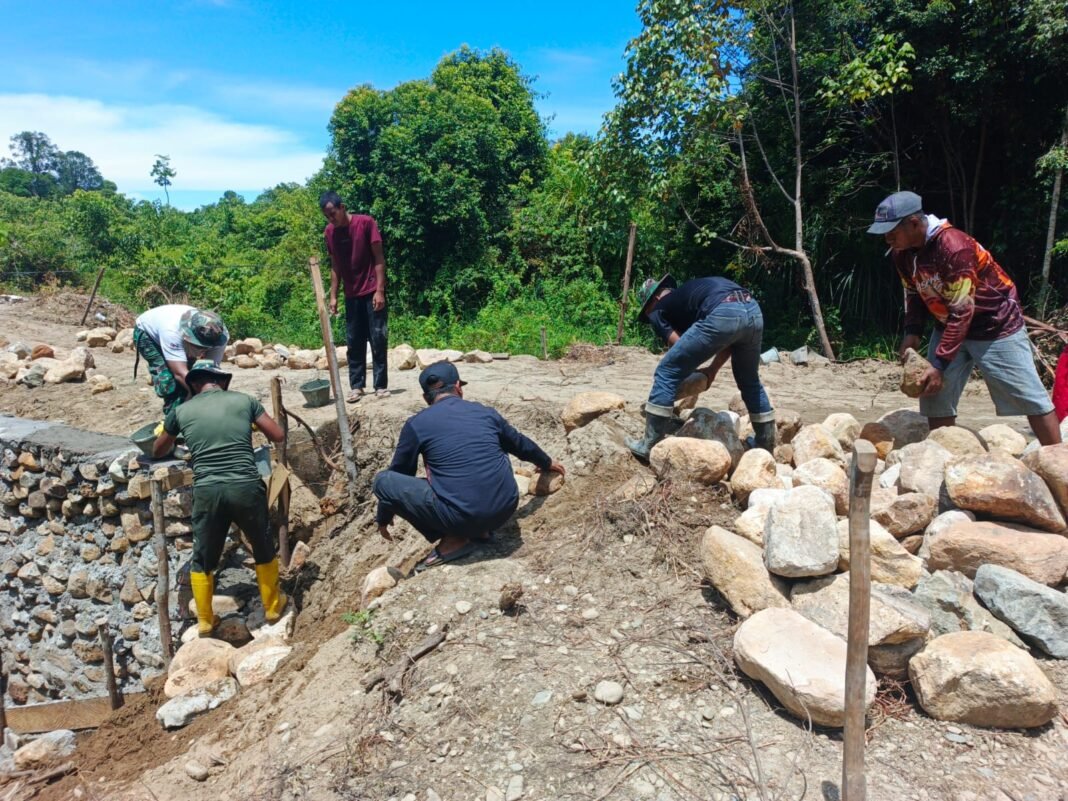 Pembangunan Jembatan Aramco di Titik Ketapang II Dikebut Personel TNI Bersama Warga