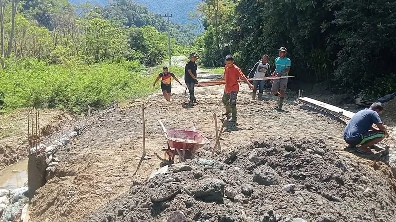 Papan Mal dan Rangka Besi Mulai Dirakit untuk Persiapan Cor Lantai Jembatan Aramco