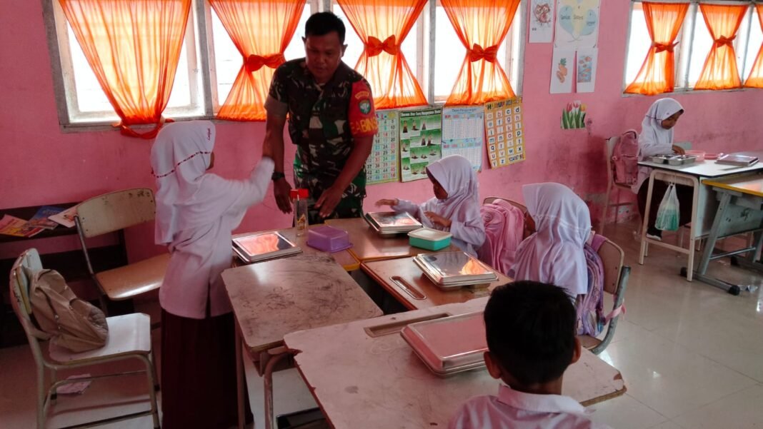 Babinsa Posramil Pasie Raya Monitoring Pembagian Makan Bergizi Gratis untuk 99 Siswa SDN 7 Pasie Raya