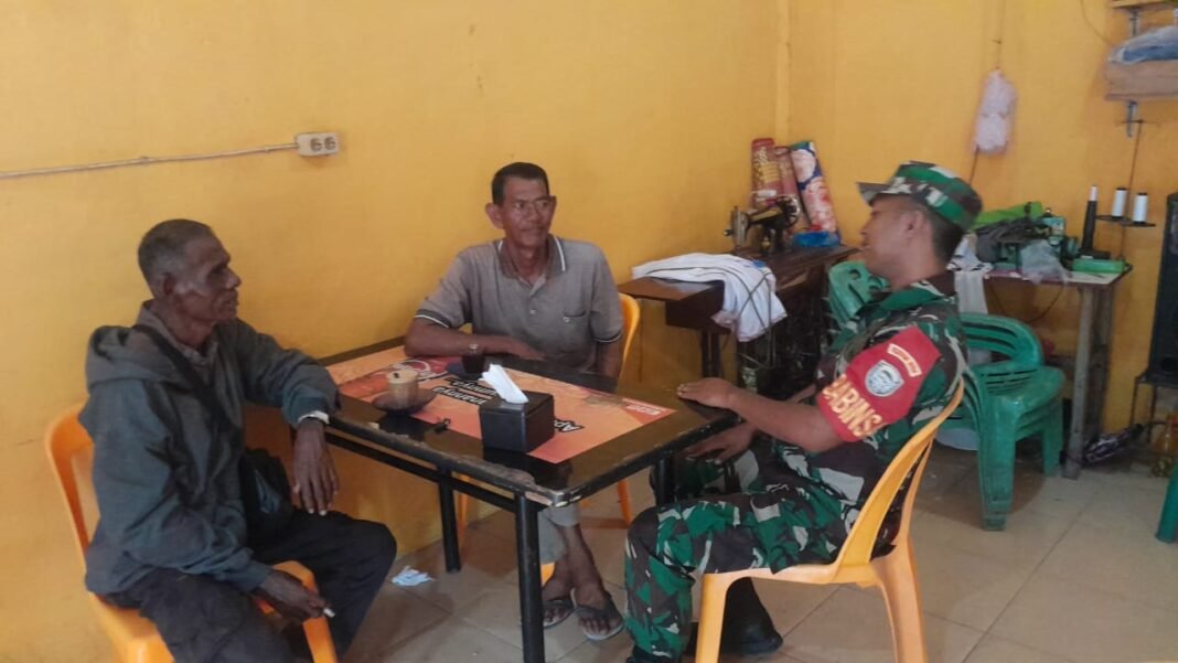 Babinsa Koramil 03/Setia Bakti Perkuat Silaturahmi dengan Warga Melalui Komsos di Desa Lhok Bot