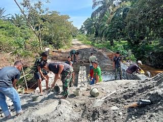 Pekerjaan Jembatan Aramco di Kuala Tripa Terus Dikebut Personel TNI