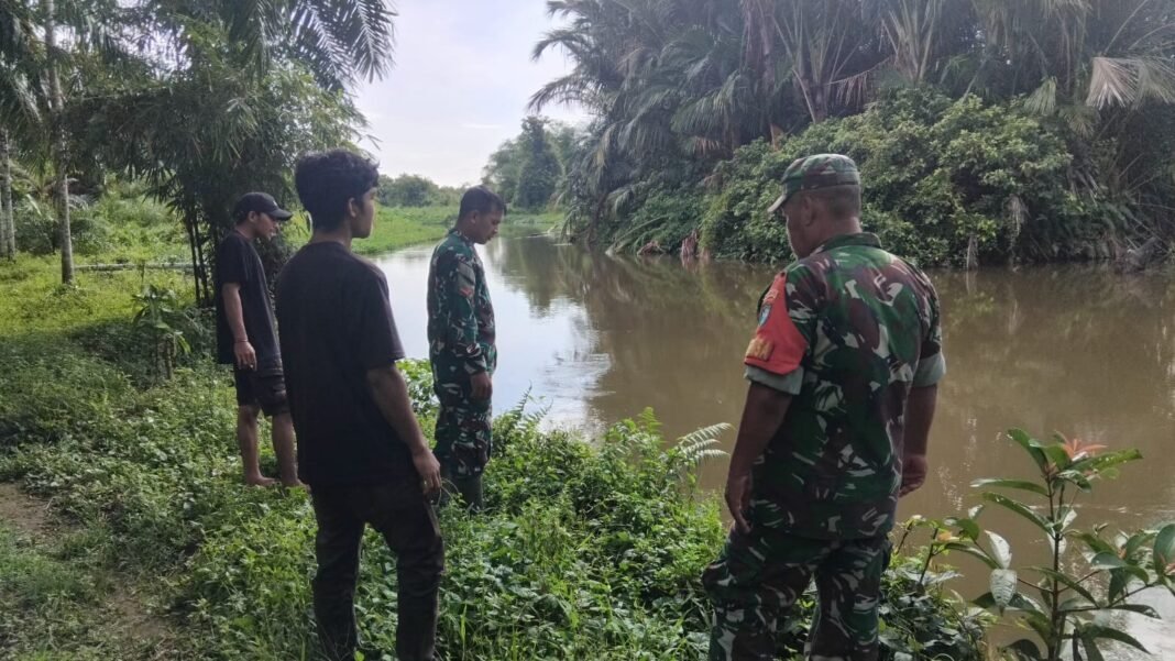 Babinsa Teunom Bersama Warga Patroli Wilayah Rawan Banjir, Perkuat Kesiapsiagaan di Musim Hujan