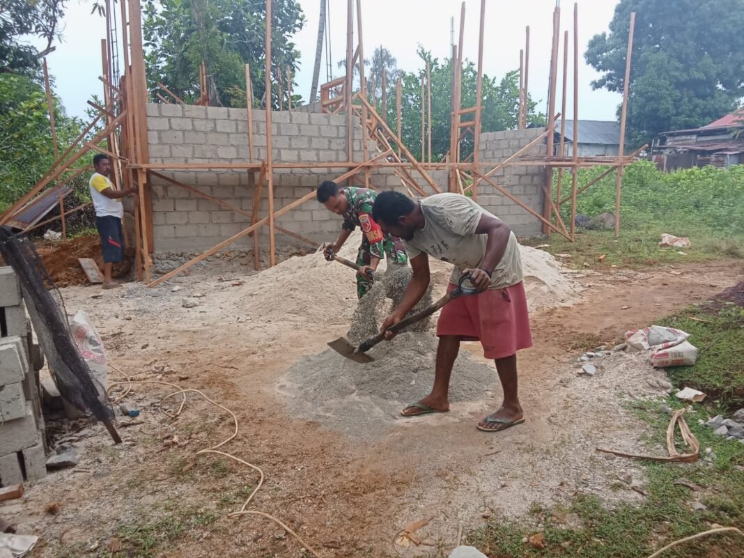 Babinsa Koptu Rendi Gelar Kegiatan Karya Bakti di Halmahera Tengah