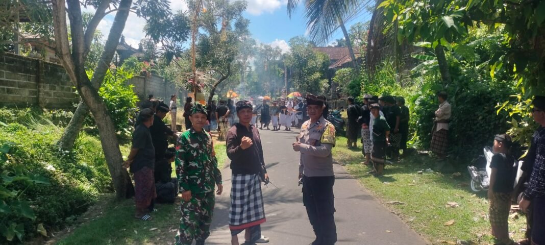 Babinsa Siaga Pengamanan Upacara Keagamaan di Klungkung