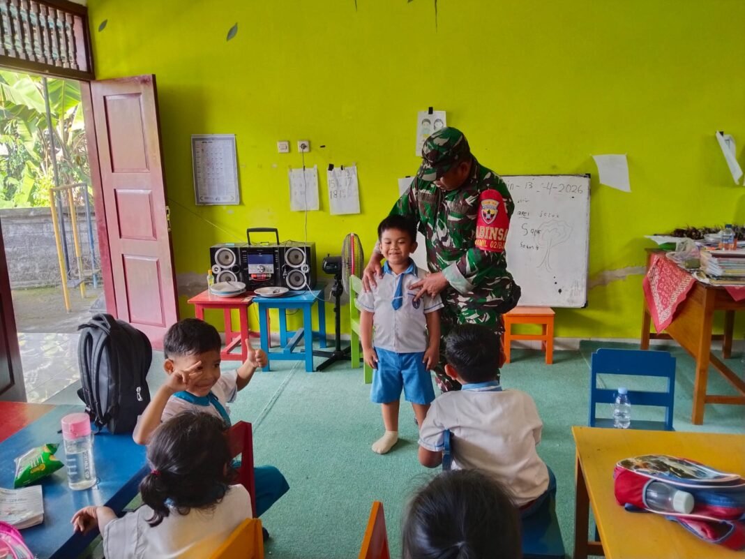 Babinsa Klungkung Berikan Pembinaan Etika dan Disiplin di TK Widya Bhuana Sari