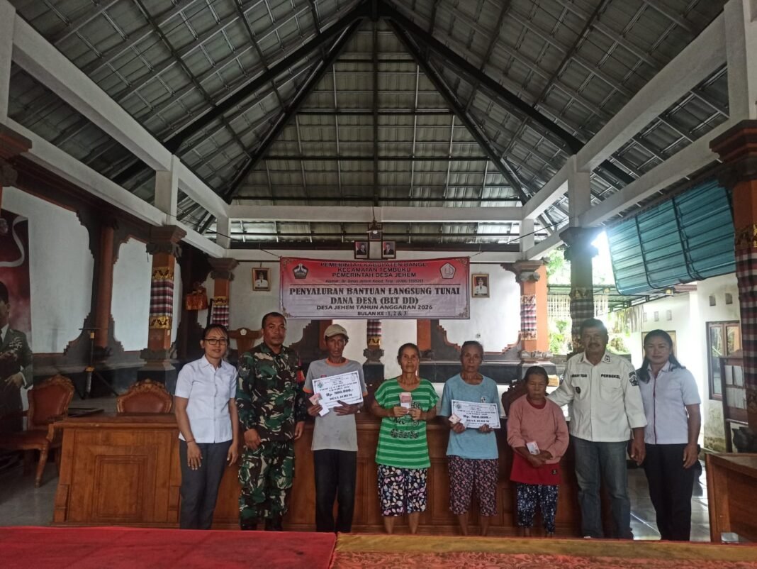 Babinsa Jehem Kawal Penyaluran BLT-DD, 19 Warga Terima Bantuan.