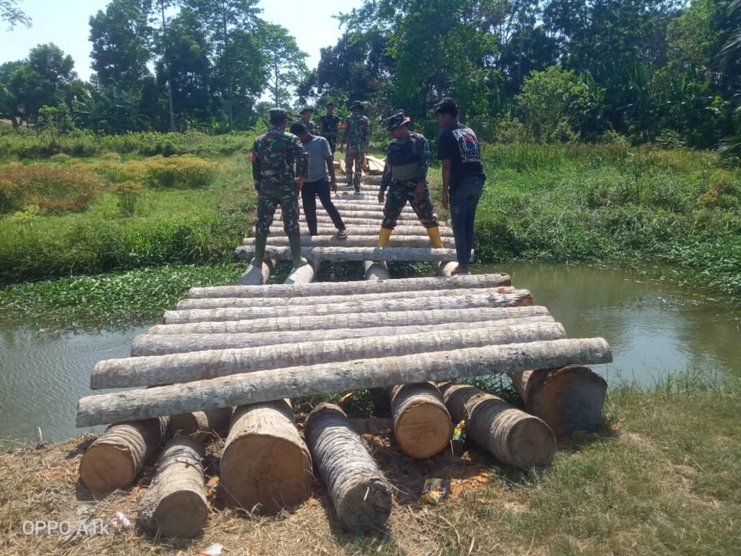 Sinergi Tanpa Batas, Dua Koramil dan Warga Bangun Jembatan Penghubung di Perbatasan Desa